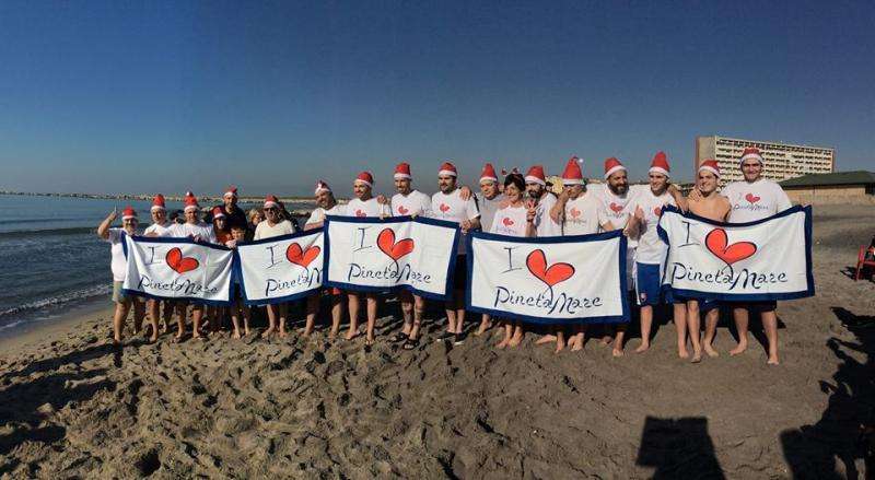 FOTO&VIDEO - Hamsik partecipa al tuffo di Natale sulla spiaggia del Villaggio Coppola: "I love Pinetamare!"