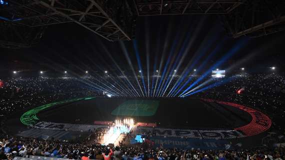 Maradona sold-out per il concerto dei Coldplay: luci azzurre per celebrare il Napoli