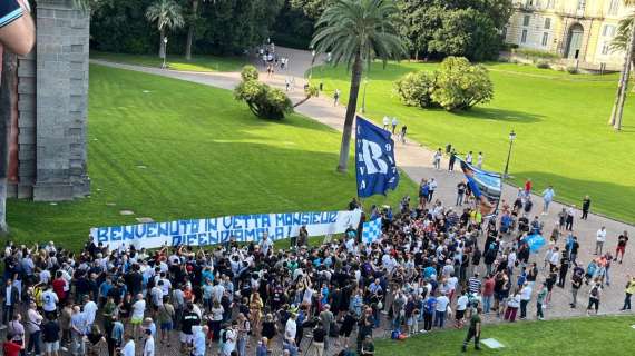 FOTO – “Benvenuto in vetta, monsieur. Difendiamola!”, Garcia accolto da uno striscione