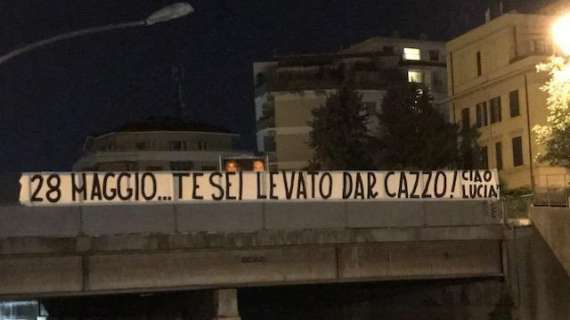 FOTO - Roma, striscione in città contro Spalletti: "28 maggio, te sei levato dal c.... ciao Lucià"