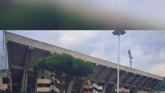 FOTO - "Un derby non è tale se non c'è un rivale", lo striscione fuori all'Arechi