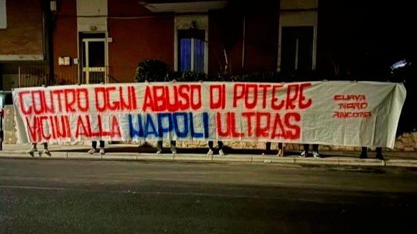 Ultras Ancona, striscione di solidarietà per i tifosi napoletani espulsi dall'Olanda