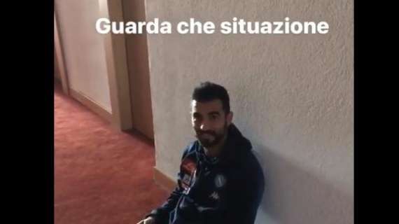 VIDEO - Risate in ritiro, Albiol resta chiuso fuori, Jorginho lo prende in giro: "¿Qué pasa, patrón?"