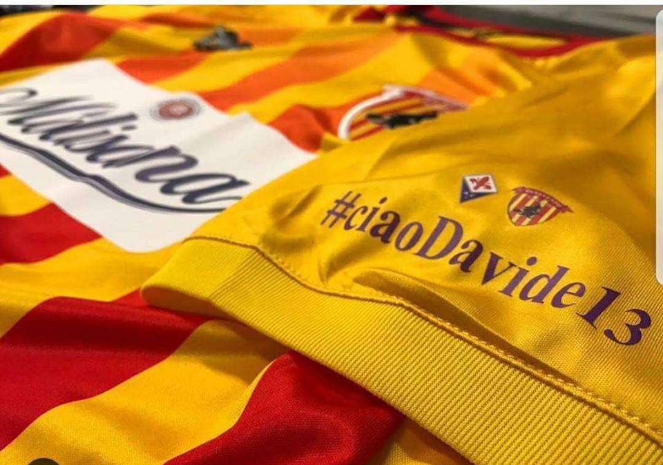 FOTO - Benevento con maglia speciale a Firenze per celebrare Astori: "Ciao Davide"