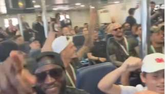 "I campioni dell'Italia siamo noi!", che entusiasmo sull'aliscafo che trasporta gli azzurri!