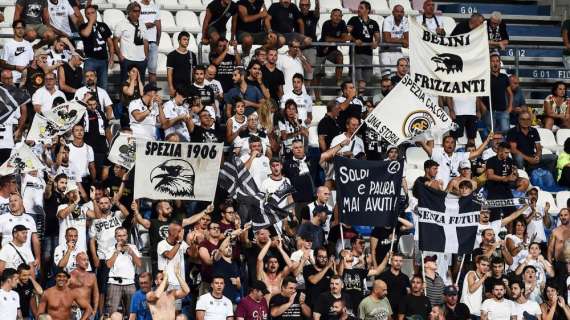 Bambole e cartonato negli stadi, ma lo Spezia non ci sta. E lancia l'idea delle magliette