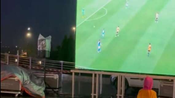 VIDEO - Maxi-schermi in Georgia: i fan di Kvara seguono Napoli-Samp sotto il diluvio
