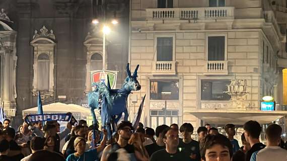VIDEO - A Piazza Trieste e Trento spunta il ciuccio azzurro