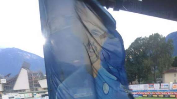 FOTO TN - Napoli-Chievo, che bandiere in tribuna: gigantografie di Hamsik e Maradona