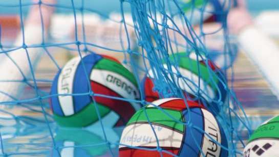 Nuoto, tragedia a Napoli: muore in piscina a soli 17 anni: malore fatale durante gli allenamenti