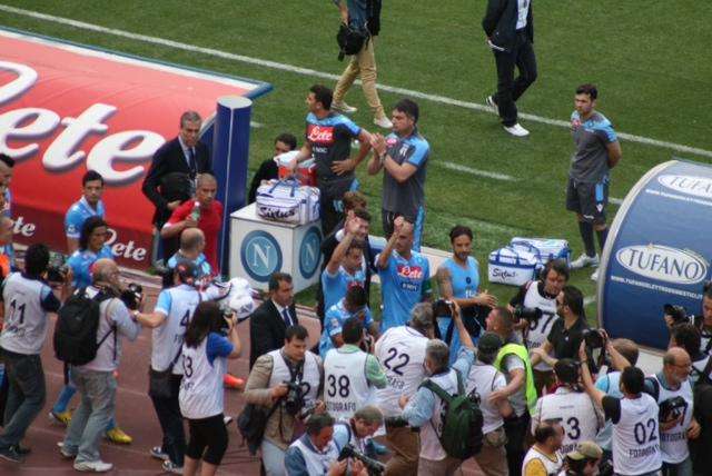 Da un lato la festa Champions del Napoli, dall'altro...