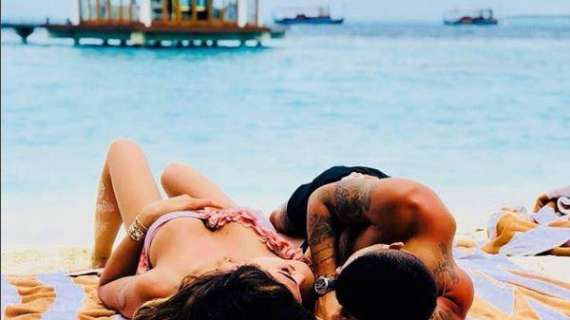 FOTO - Insigne si gode le vacanze: scatto romantico con Jenny alle Maldive