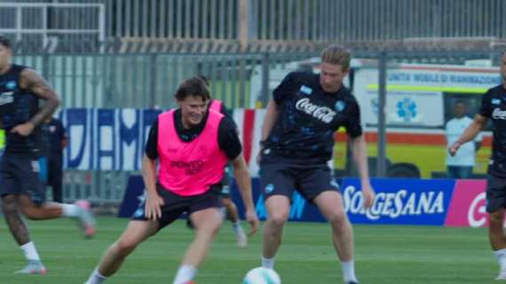Duello da Premier al Patini: KDB va via a McTominay, le immagini dal ritiro