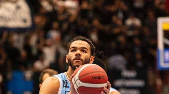 Crisi Napoli Basket, arriva il primo taglio: "Hall fuori squadra per motivi tecnici"