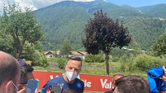 FOTO - Rrahmani e Costanzo tra i tifosi: sessione di autografi a Dimaro