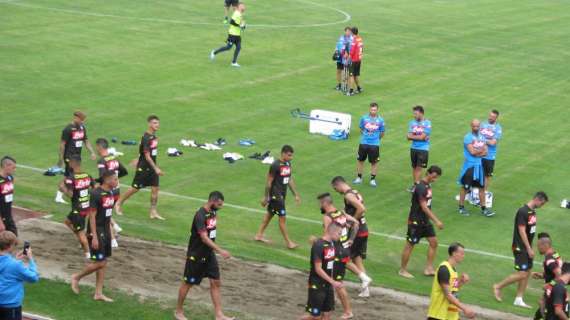 FOTO TN - Fine d'allenamento inedito a Dimaro: calciatori si muovono a piedi scalzi sulla sabbia