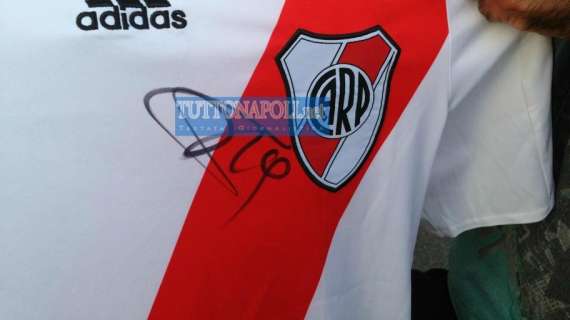 ESCLUSIVA - Ecco il primo autografo napoletano di Gonzalo Higuain