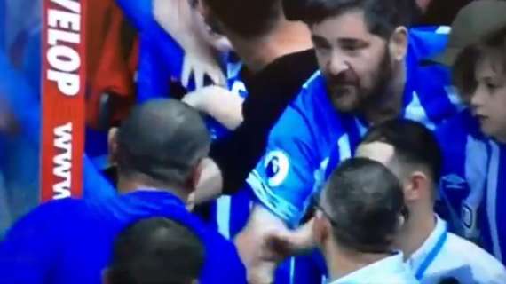 VIDEO - In Premier già pazzi di Sarri: un tifoso dell'Huddersfield si congratula col mister dopo la gara