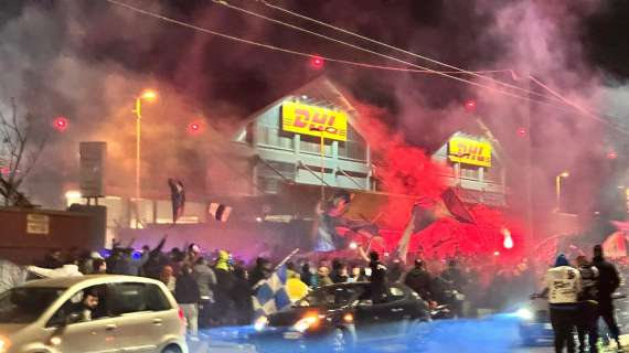 In migliaia in festa a Capodichino: si attende l’arrivo del Napoli!