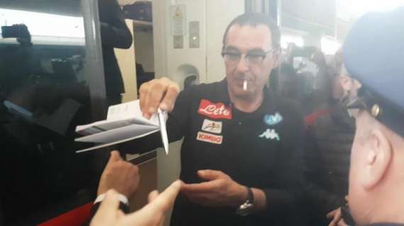 VIDEO - Partenza per Roma, foto ed autografi per Sarri mentre fuma l'ultima sigaretta prima di salire