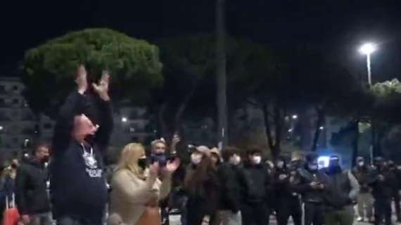 VIDEO - Torciata notturna per Maradona all'esterno dello stadio: si urla a squarciagola per Diego