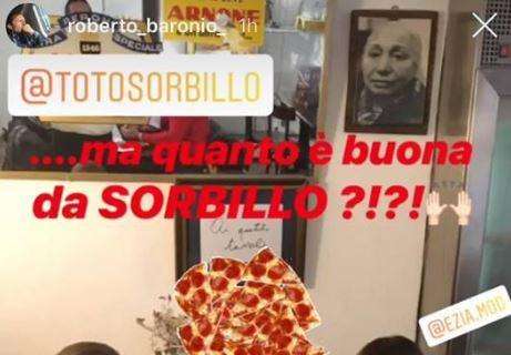 FOTO - Baronio si gode la pizza napoletana, serata in famiglia per l'allenatore della Primavera
