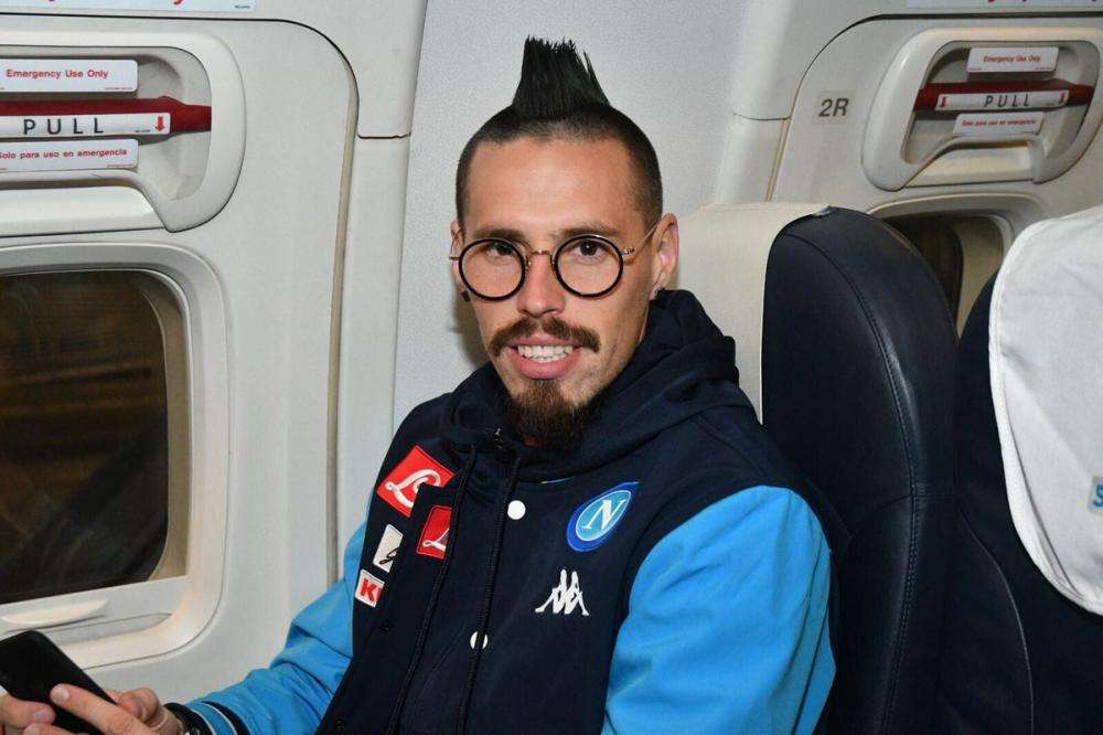 FOTO - Hamsik e Mario Rui sorridenti sull'aereo per Napoli: "Si torna a casa felici"