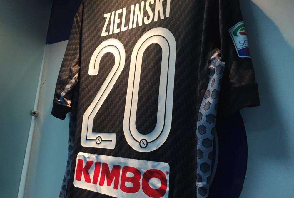 FOTO - Tutto pronto per Napoli-Juve, negli spogliatoi spicca la maglia "Carbon"