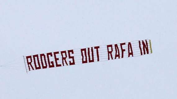 FOTO - A Liverpool i tifosi invocano Benitez. Un aereo su Anfield: "Rodgers out, Rafa in!"