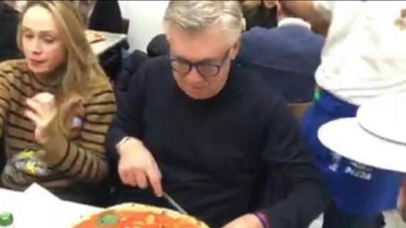 VIDEO - Ancelotti scherza in pizzeria: "Croccante? No, a me la pizza piace morbida!"