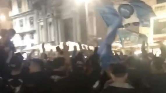 VIDEO - Città in delirio! Migliaia di tifosi in festa con cori e bandiere