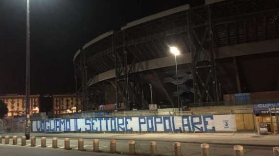 FOTO - "Vogliamo il settore popolare", striscione all'esterno del San Paolo: protesta per le curve a 35 euro