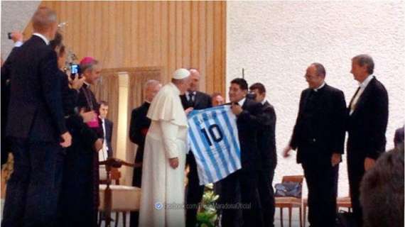FOTO - Maradona incontra il Papa a Roma: ecco l'immagine pubblicata dall'argentino