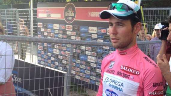 Giro d'Italia, spettacolare partenza da Napoli: bruciato Viviani, vince Cavendish