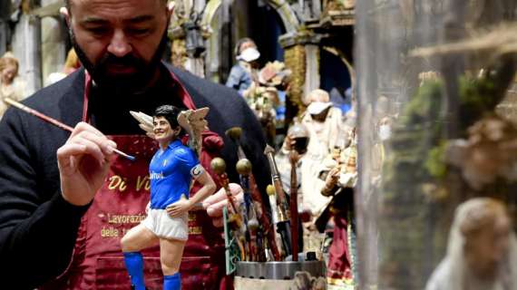 Maradona:in via presepi statua con ali,diventa angelo Napoli