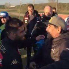 VIDEO - Azzurri emozionati come bambini, in fila per abbracciare Diego: sorrisi e occhi lucidi 