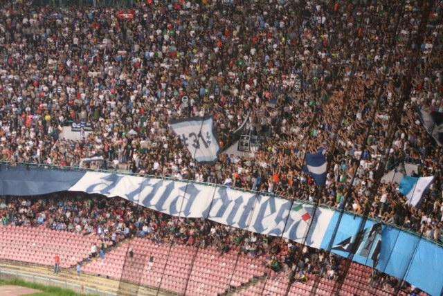 Tosel punisce il Napoli: ammenda agli azzurri per un fumogeno, multata anche l'Inter per cori di discriminazione!