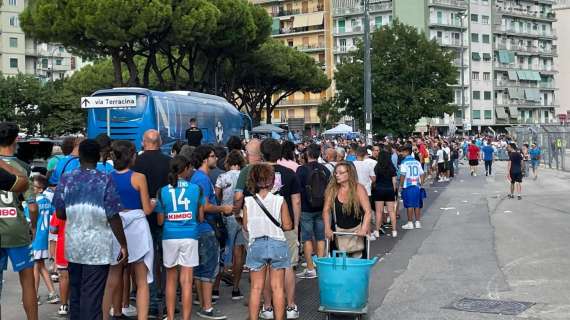 VIDEO/FOTO TN- Il Napoli è arrivato al Maradona: il nuovo pullman col corno portafortuna