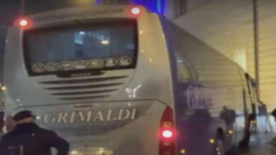 VIDEO - “Andate a lavorare”: Napoli contestato da un gruppo di tifosi all’arrivo in ritiro