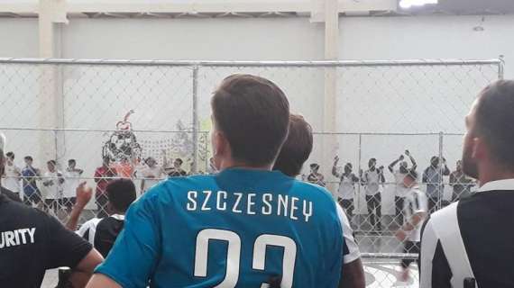 FOTO - Juve, che gaffe con Szczesny: il portiere polacco immortalato con errore sulla nuova maglia