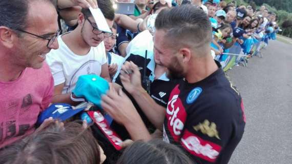 FOTO - "Pavoloso resta con noi, sei il più simpatico!": siparietto durante gli autografi, Pavoletti se la ride...
