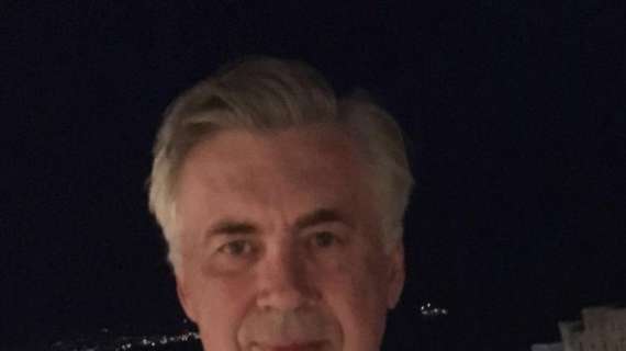 FOTO - Ancelotti sorridente per la prima volta con la maglia del Napoli: "Buonanotte a tutti i tifosi azzurri nel mondo!"