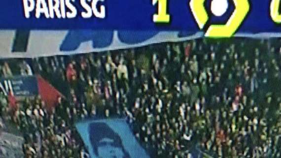 FOTO - I tifosi del Napoli rispondono a Le Figaro: lo striscione esposto nella curva del PSG