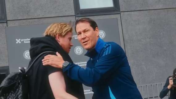 De Bruyne, lo sbarco in Italia è posticipato: eccolo con Garcia all'arrivo in Belgio
