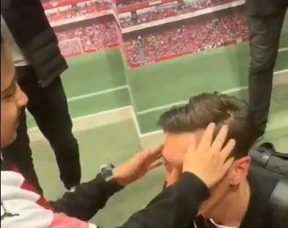 VIDEO - Ozil incontra un giovane tifoso cieco dopo Napoli-Arsenal: "Continua ad inseguire i tuoi sogni"