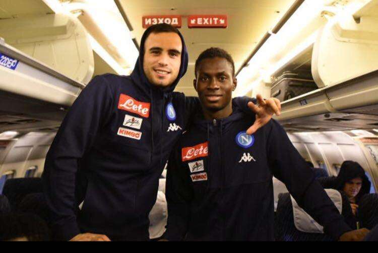 FOTO - "Il festeggiato e l'esordiente": simpatico tweet della SSC Napoli per Maksimovic ed il '99 Scarf