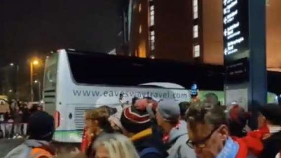 VIDEO TN - Pullman del Napoli e dei tifosi scortati dalla polizia: le immagini da Anfield