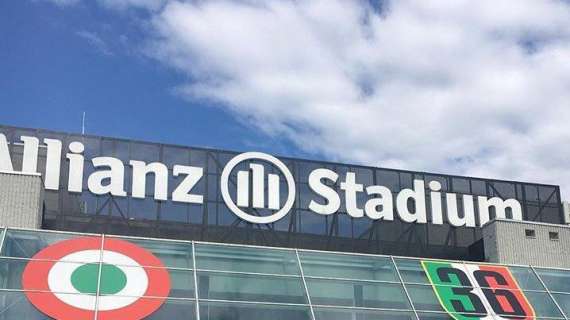 FOTO - Solita storia: all'Allianz Stadium compare lo scudetto numero 36, peccato siano 34
