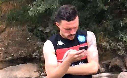 VIDEO - Tonelli scherza con Mario Rui: "Sta sul sasso sennò affoga"