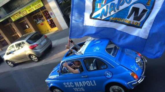FOTO - Inler mostra l'incredibile Fiat 500 che scorta il pullman del Napoli allo stadio